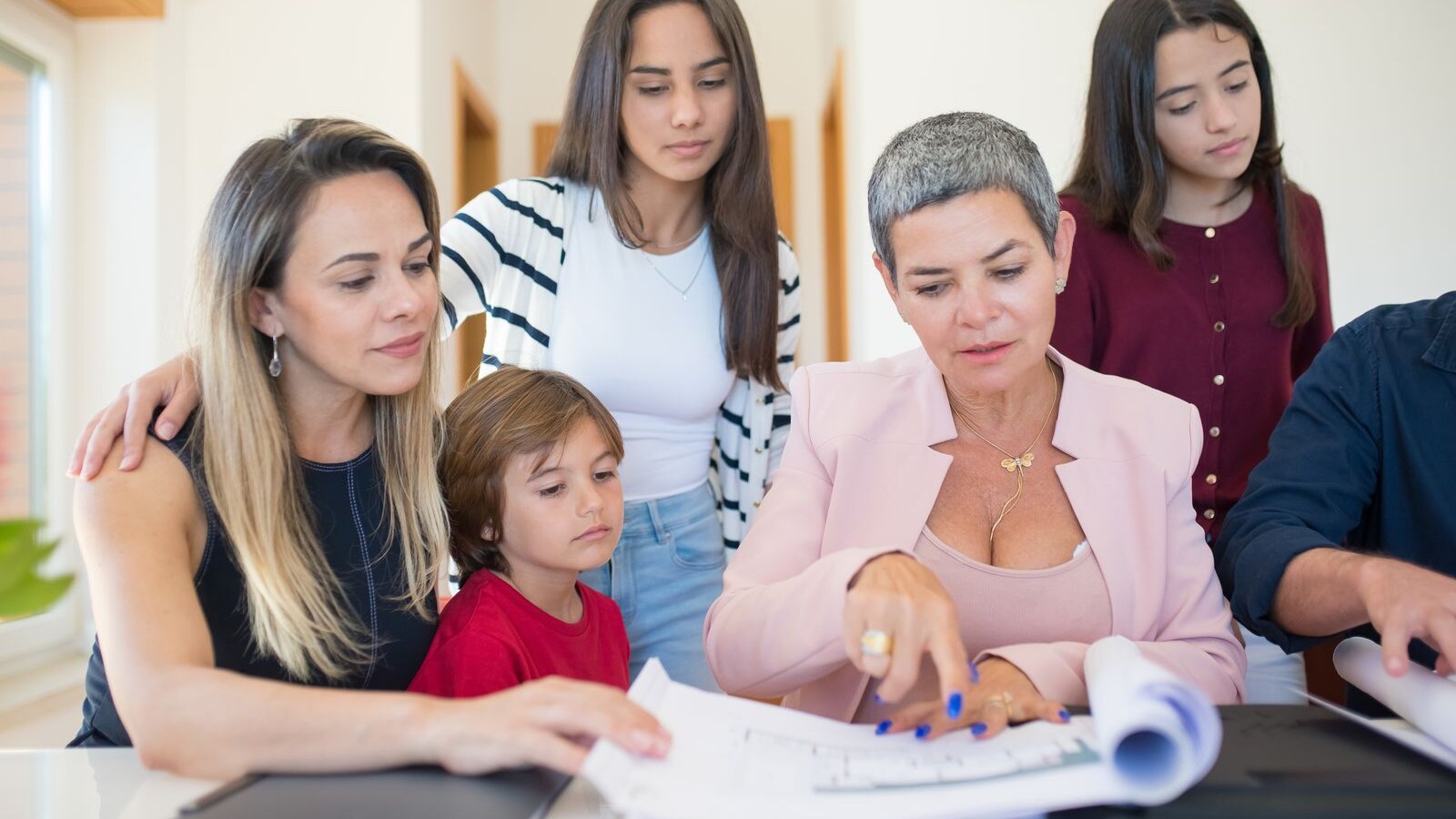 Família reunida para conferir documentos